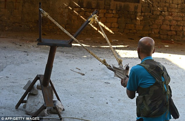 Bệ phóng tên lửa di động, lựu đạn cầm tay và các loại thuốc nổ khác nhau là những vũ khí đang được phiến quân Syria đã làm ra. Thậm chí họ còn dùng tới bộ điều khiển trò chơi PlayStation để bắn đạn súng cối. Bệ phóng tên lửa di động, lựu đạn cầm tay và các loại thuốc nổ khác nhau là những vũ khí đang được phiến quân Syria đã làm ra. Thậm chí họ còn dùng tới bộ điều khiển trò chơi PlayStation để bắn đạn súng cối.