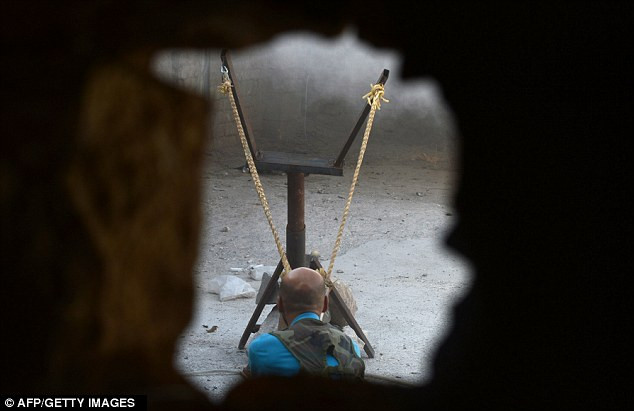 Dùng súng cao su tự chế để bắn một quả đạn ở phía bắc thành phố Aleppo. Dùng súng cao su tự chế để bắn một quả đạn ở phía bắc thành phố Aleppo.