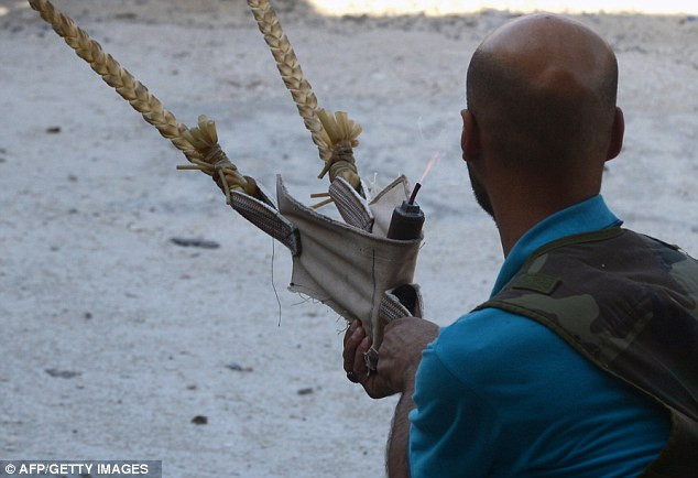 Abu al-Fadhel, một người tự chế vũ khí, đã chứng minh khả năng của các loại vũ khí anh chế tạo tại tỉnh Aleppo - một trong những mặt trận ác liệt trong cuộc xung đột kéo dài 19 tháng. Abu al-Fadhel, một người tự chế vũ khí, đã chứng minh khả năng của các loại vũ khí anh chế tạo tại tỉnh Aleppo - một trong những mặt trận ác liệt trong cuộc xung đột kéo dài 19 tháng.