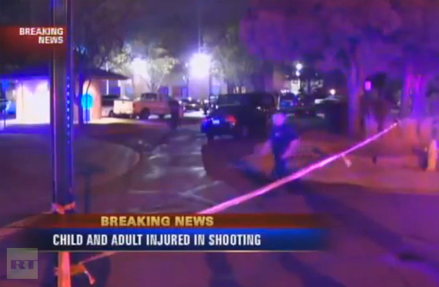 Hiện trường vụ xả súng kinh hoàng trước rạp chiếu phim Century Aurora 16 Movie Theater nằm trong một trung tâm mua sắm ở ngoại ô Aurora, Denver, Colorado. Hiện trường vụ xả súng kinh hoàng trước rạp chiếu phim Century Aurora 16 Movie Theater nằm trong một trung tâm mua sắm ở ngoại ô Aurora, Denver, Colorado.