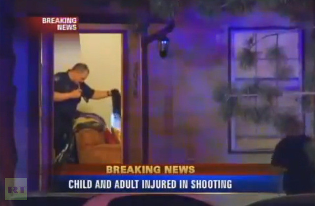 Cảnh sát khám xét căn hộ riêng của hung thủ gây ra vụ xả súng đẫm máu. Cảnh sát khám xét căn hộ riêng của hung thủ gây ra vụ xả súng đẫm máu.