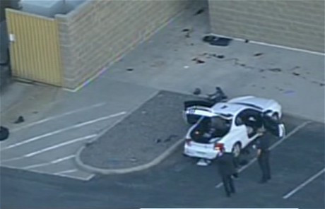 Cảnh sát tiếp cận chiếc xe của hung thủ nằm trong bãi đỗ xe ngay cạnh hiện trường vụ án. Họ đã dùng robot để khám xét chiếc xe do lo ngại bên trong có chứa thuốc nổ. Cảnh sát tiếp cận chiếc xe của hung thủ nằm trong bãi đỗ xe ngay cạnh hiện trường vụ án. Họ đã dùng robot để khám xét chiếc xe do lo ngại bên trong có chứa thuốc nổ.