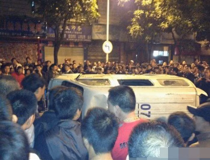 Đám đông người biểu tình lật ngược xe của cảnh sát vì cho rằng cuộc truy đuổi lái xe vi phạm giao thông là nguyên nhân dẫn tới tai nạn. Đám đông người biểu tình lật ngược xe của cảnh sát vì cho rằng cuộc truy đuổi lái xe vi phạm giao thông là nguyên nhân dẫn tới tai nạn.