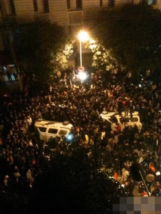 3 xe cảnh sát bị đám đông người dân giận dữ vây quanh. 3 xe cảnh sát bị đám đông người dân giận dữ vây quanh.