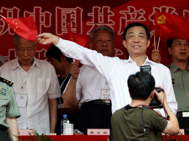 Bạc Hy Lai đã từng chiêu nạp Vương Lập Quân để hỗ trợ cho các chiến dịch thanh trừng các băng đảng tội phạm Trùng Khánh được dân chúng ủng hộ mạnh mẽ của mình. Bạc Hy Lai đã từng chiêu nạp Vương Lập Quân để hỗ trợ cho các chiến dịch thanh trừng các băng đảng tội phạm Trùng Khánh được dân chúng ủng hộ mạnh mẽ của mình.