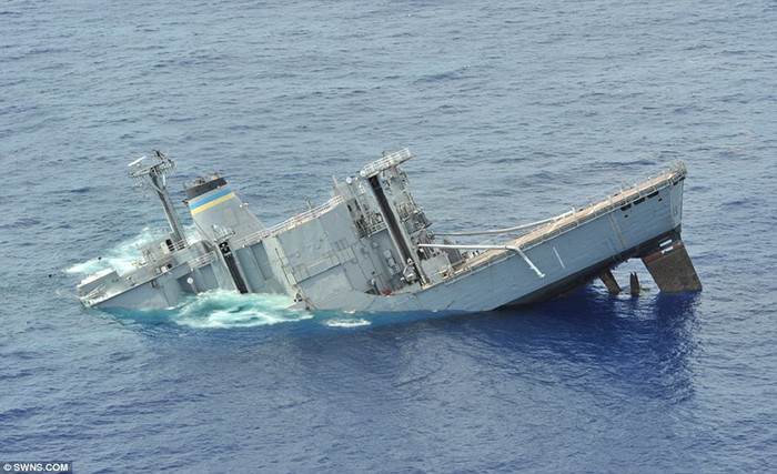 Tàu Kilauea 12.100 tấn bắt đầu chìm sau khi trúng ngư lôi. Tàu Kilauea 12.100 tấn bắt đầu chìm sau khi trúng ngư lôi.