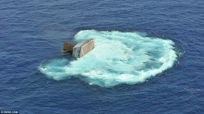 Tàu Kilauea 12.100 tấn chìm sau khi trúng ngư lôi. Tàu Kilauea 12.100 tấn chìm sau khi trúng ngư lôi.