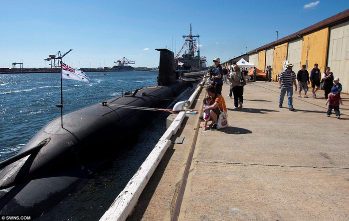 Tàu ngầm HMAS Farncomb của Hải quân Hoàng gia Úc. Tàu ngầm HMAS Farncomb của Hải quân Hoàng gia Úc.