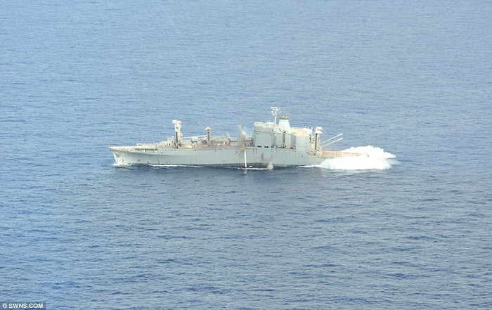 Tàu Kilauea sau khi trúng ngư lôi đã gãy làm 2 mảnh. Tàu Kilauea sau khi trúng ngư lôi đã gãy làm 2 mảnh.