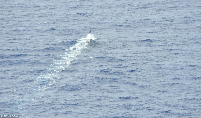 Kính tiềm vọng của tàu ngầm HMAS Farncomb. Kính tiềm vọng của tàu ngầm HMAS Farncomb.