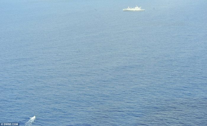 Ngư lôi được phóng từ tàu ngầm HMAS Farncomb đang hướng tới tàu Kilauea. Ngư lôi được phóng từ tàu ngầm HMAS Farncomb đang hướng tới tàu Kilauea.