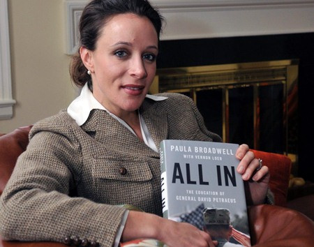 Broadwell và cuốn sách dày 400 trang viết về tướng Petraeus.