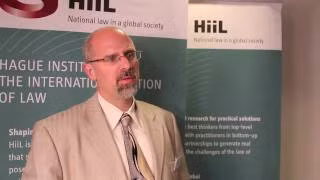 Giáo sư Luật quốc tế Tom Ginsburg