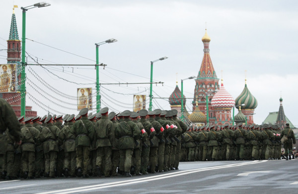 Các binh sĩ Nga tập trung tại quảng trường Đỏ chuẩn bị diễn tập diễu binh đêm