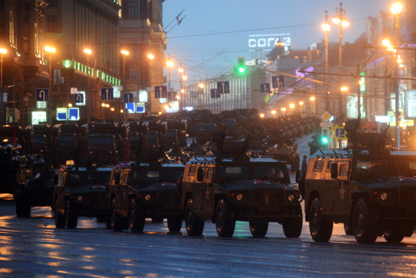 Các xe bọc thép đổ về quảng trường Đỏ tham gia diễn tập đêm.