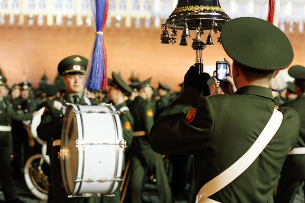 Trong lễ diễu binh còn có màn biểu diễn của 4 trực thăng mang quốc kỳ Nga và 3 loại máy bay quân sự chiến lược.