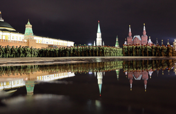 Các binh sĩ Nga tập trung tại quảng trường Đỏ chuẩn bị diễn tập diễu binh đêm