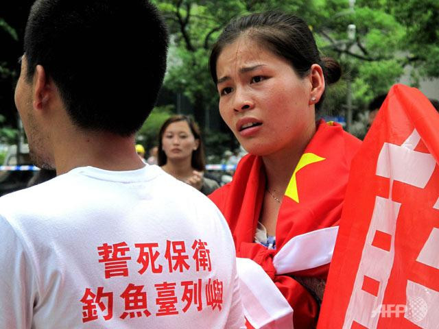 Người biểu tình Trung Quốc trước lãnh sự quán Nhật Bản ở Thượng Hải hôm 16/8.