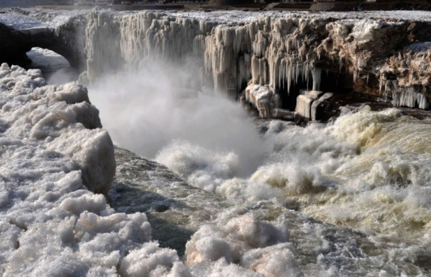 Thác Hukou đóng băng vào mùa đông khi nhiệt độ giảm mạnh. Thác Hukou đóng băng vào mùa đông khi nhiệt độ giảm mạnh.