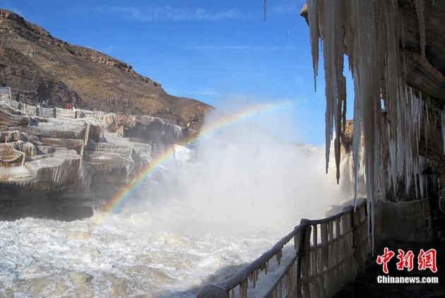 Thác Hukou đóng băng vào mùa đông khi nhiệt độ giảm mạnh. Thác Hukou đóng băng vào mùa đông khi nhiệt độ giảm mạnh.