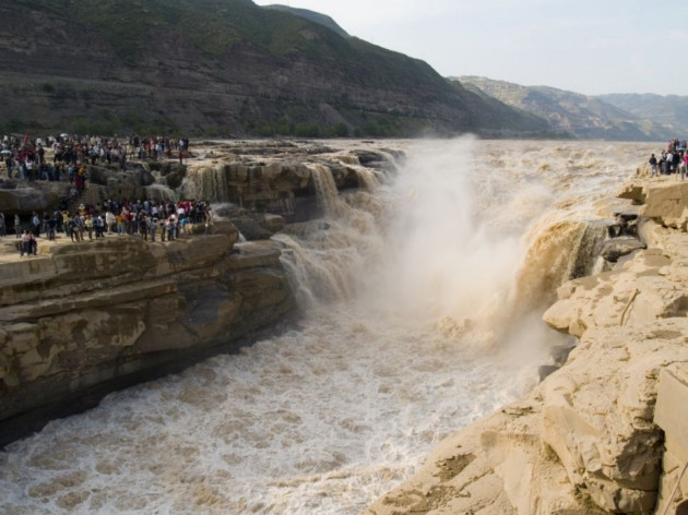 Thác Hukou đóng băng vào mùa đông khi nhiệt độ giảm mạnh. Thác Hukou đóng băng vào mùa đông khi nhiệt độ giảm mạnh.