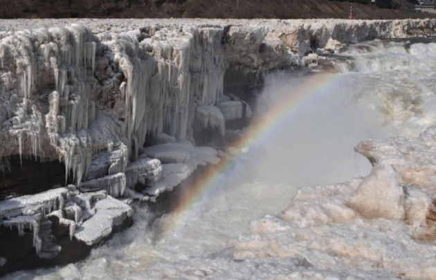 Thác Hukou đóng băng vào mùa đông khi nhiệt độ giảm mạnh. Thác Hukou đóng băng vào mùa đông khi nhiệt độ giảm mạnh.