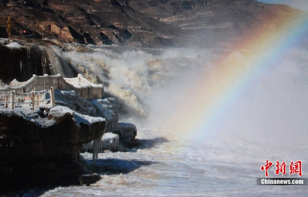 Thác Hukou đóng băng vào mùa đông khi nhiệt độ giảm mạnh. Thác Hukou đóng băng vào mùa đông khi nhiệt độ giảm mạnh.