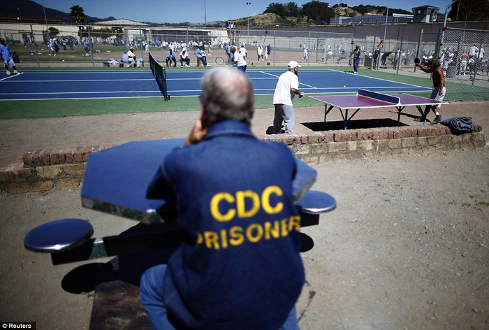 Các tù nhân chơi bóng trong sân nhà tù.