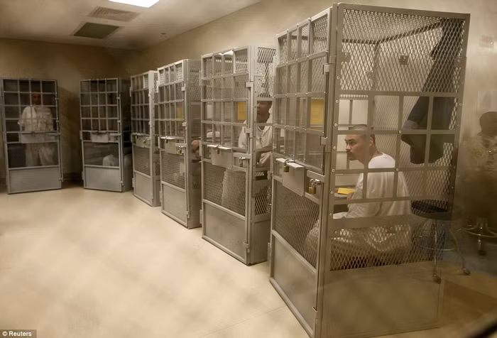 Một nhóm tù nhân tham gia trị liệu tại San Quentin.