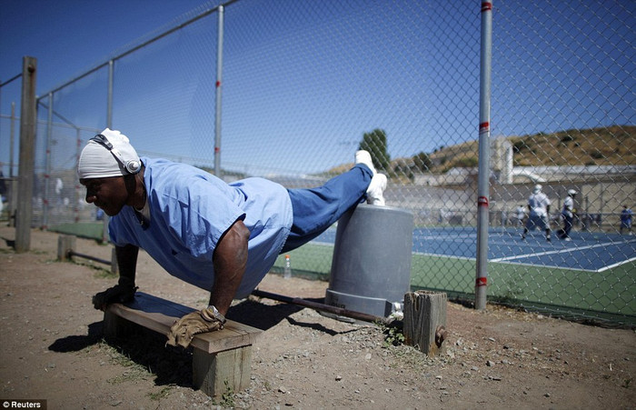 Tù nhân Martell Collins, 51 tuổi, tập thể dục trong sân nhà tù.