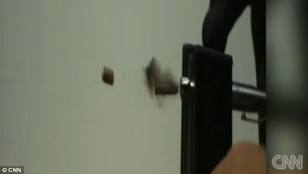 Viên đạn tẩm thuốc độc từ chiếc bút khi được bắn có thể đâm xuyên qua da.