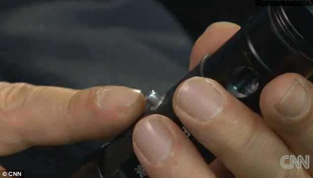 Khi ấn chiếc nút này, thay vì phát ra ánh sáng, chiếc đèn pin này sẽ bắn ra một viên đạn.