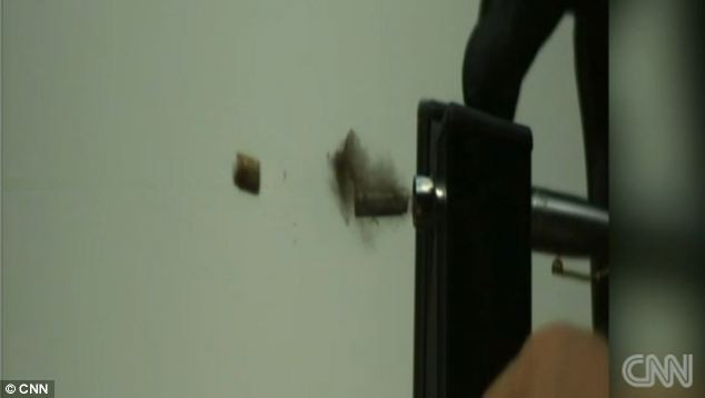 Viên đạn tẩm thuốc độc từ chiếc bút khi được bắn có thể đâm xuyên qua da.