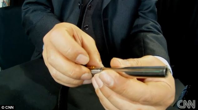 Chiếc bút có thể bắn ra đạn tẩm chất độc có thể giết chết nạn nhân một cách nhanh chóng.