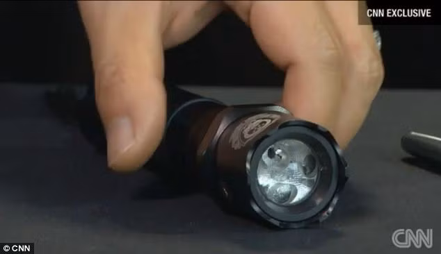 Chiếc súng giả đèn pin được làm một cách tinh vi.