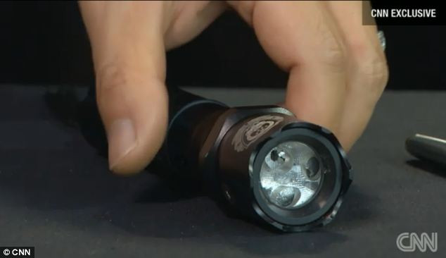 Chiếc súng giả đèn pin được làm một cách tinh vi.