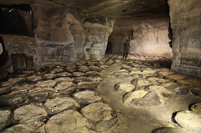 Bao tải cát người dân địa phương dùng trồng nấm bên trong hang động ngầm chứa kho vũ khí mới được phát hiện. Bao tải cát người dân địa phương dùng trồng nấm bên trong hang động ngầm chứa kho vũ khí mới được phát hiện.