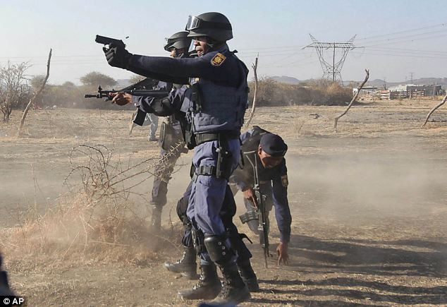 Cuộc biểu tình đòi tăng lương và cải thiện điều kiện lao động của các công nhân mỏ bắt đầu từ cuối tuần trước. Tính tới thời điểm này, ít nhất 30 công nhân mỏ đã thiệt mạng trong các cuộc đụng độ với cảnh sát Cuộc biểu tình đòi tăng lương và cải thiện điều kiện lao động của các công nhân mỏ bắt đầu từ cuối tuần trước. Tính tới thời điểm này, ít nhất 30 công nhân mỏ đã thiệt mạng trong các cuộc đụng độ với cảnh sát