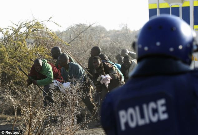 Một số người biểu tình mang theo gậy và dao phá vỡ hàng rào an ninh của cảnh sát. Nhiều phụ nữ là vợ của các công nhân mỏ cũng đã gia nhập vào đội ngũ những người biểu tình hôm 16/8. Một số người biểu tình mang theo gậy và dao phá vỡ hàng rào an ninh của cảnh sát. Nhiều phụ nữ là vợ của các công nhân mỏ cũng đã gia nhập vào đội ngũ những người biểu tình hôm 16/8.
