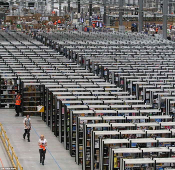 Các đơn hàng được đặt trong từng ô trên các kệ. Băng chuyền sẽ đưa chúng tới bộ phận đóng gói và đưa tới vị trí sẵn sàng được vận chuyển. Các đơn hàng được đặt trong từng ô trên các kệ. Băng chuyền sẽ đưa chúng tới bộ phận đóng gói và đưa tới vị trí sẵn sàng được vận chuyển.