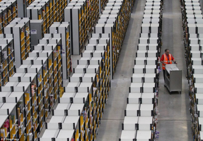 Năm nay, lượng hàng giảm giá 40% tăng lên 1.000 sản phẩm, nhiều gấp đôi so với năm ngoái. Năm nay, lượng hàng giảm giá 40% tăng lên 1.000 sản phẩm, nhiều gấp đôi so với năm ngoái.