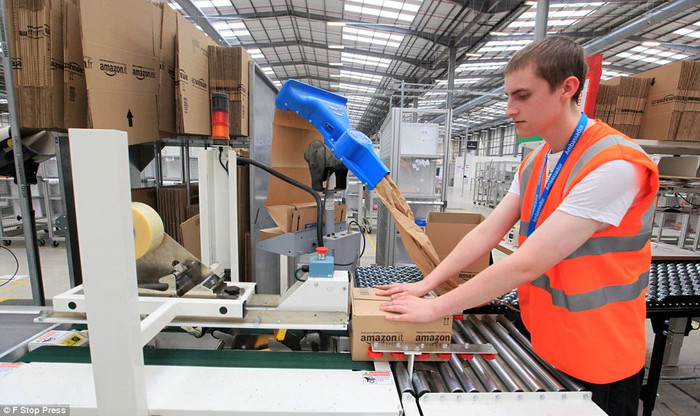 Bộ phận đóng gói các món hàng đã được mua trên Amazon vào 2 ngày giảm giá lớn nhất trong năm. Bộ phận đóng gói các món hàng đã được mua trên Amazon vào 2 ngày giảm giá lớn nhất trong năm.