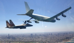 F-15 và máy bay tiếp nhiên liệu trên không F-15 và máy bay tiếp nhiên liệu trên không