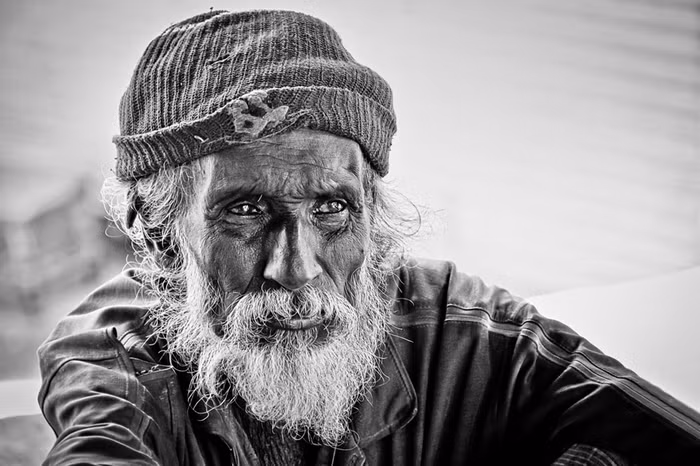 Một người ăn xin ngồi ở lối vào ngôi đền Gadaladeniya tại Pilimathalawa, Kandy, Sri Lanka. Ảnh Sachi Wickramage.