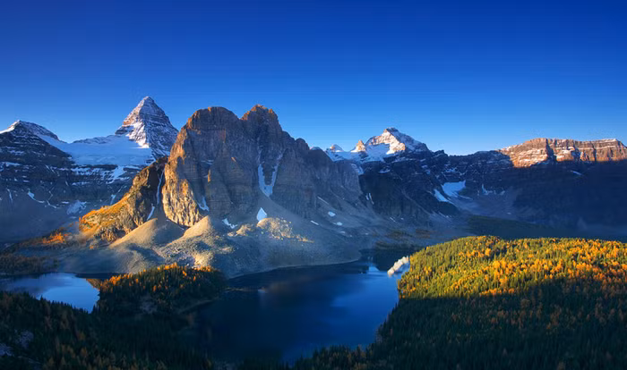 Đỉnh Assiniboine và Sunburst trong một sáng mùa thu đẹp tại biên giới Canada. Ảnh Henry Liu.