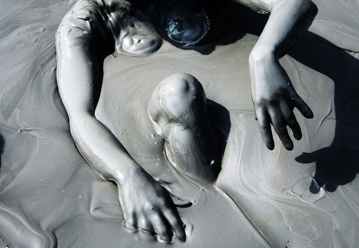 Một du khách tắm bùn được phun ra từ một ngọn núi lửa cao khoảng 15m, có thể chứa được 10-15 người trong miệng của nó. Ảnh Jorgen Tharaldsen. Một du khách tắm bùn được phun ra từ một ngọn núi lửa cao khoảng 15m, có thể chứa được 10-15 người trong miệng của nó. Ảnh Jorgen Tharaldsen.