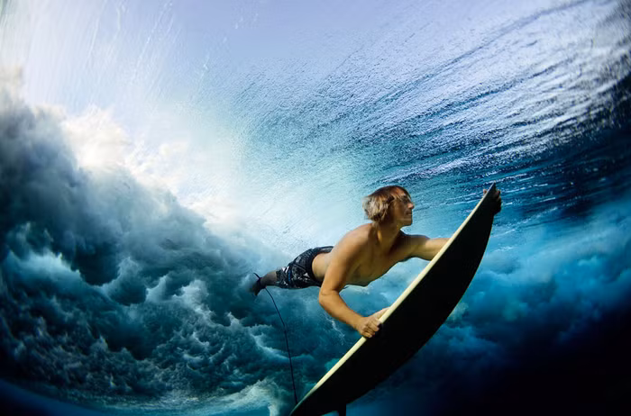 Lướt sóng tại rạn san hô ở ngoài khơi đảo Fiji. Ảnh Lucia Griggi.