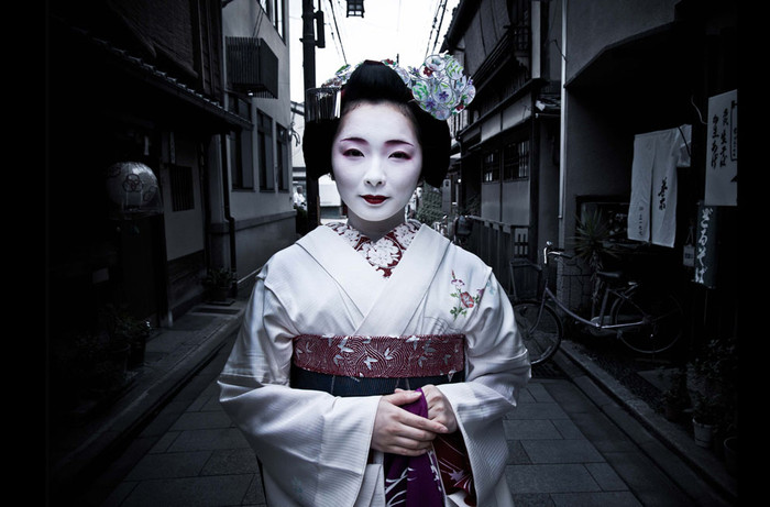 Một Maiko tên là Toshimana đi bộ trong con hẻm ở Kyoto, Nhật Bản. Ảnh Seiya Bowen. Một Maiko tên là Toshimana đi bộ trong con hẻm ở Kyoto, Nhật Bản. Ảnh Seiya Bowen.