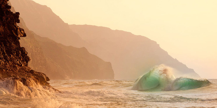 Một con sóng xanh kỳ lạ mang hình của một con rồng đang tiến tới vách đá ở bãi biển Ke'e. Ảnh Ren Andersen. Một con sóng xanh kỳ lạ mang hình của một con rồng đang tiến tới vách đá ở bãi biển Ke'e. Ảnh Ren Andersen.