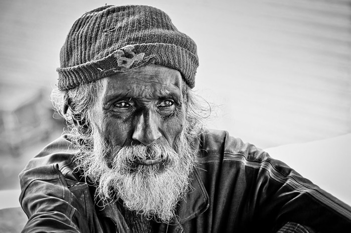 Một người ăn xin ngồi ở lối vào ngôi đền Gadaladeniya tại Pilimathalawa, Kandy, Sri Lanka. Ảnh Sachi Wickramage. Một người ăn xin ngồi ở lối vào ngôi đền Gadaladeniya tại Pilimathalawa, Kandy, Sri Lanka. Ảnh Sachi Wickramage.